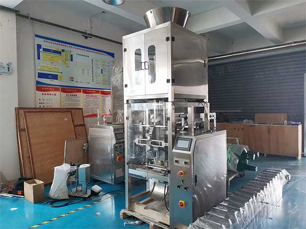 全套粉體自動榴莲视频免费观看流水線由螺杆計量機、真空上料機、成品輸送機組成